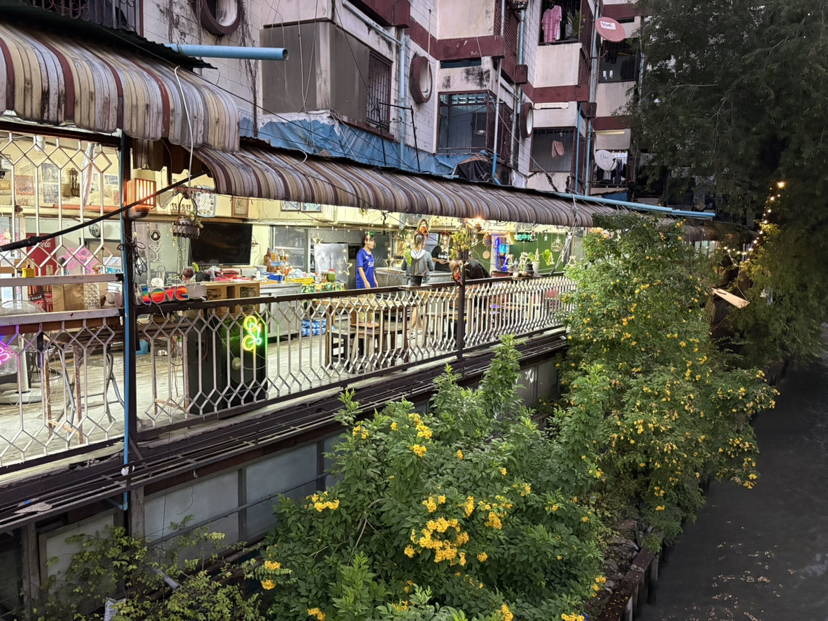 運河沿いのタイ料理レストランでの夕食