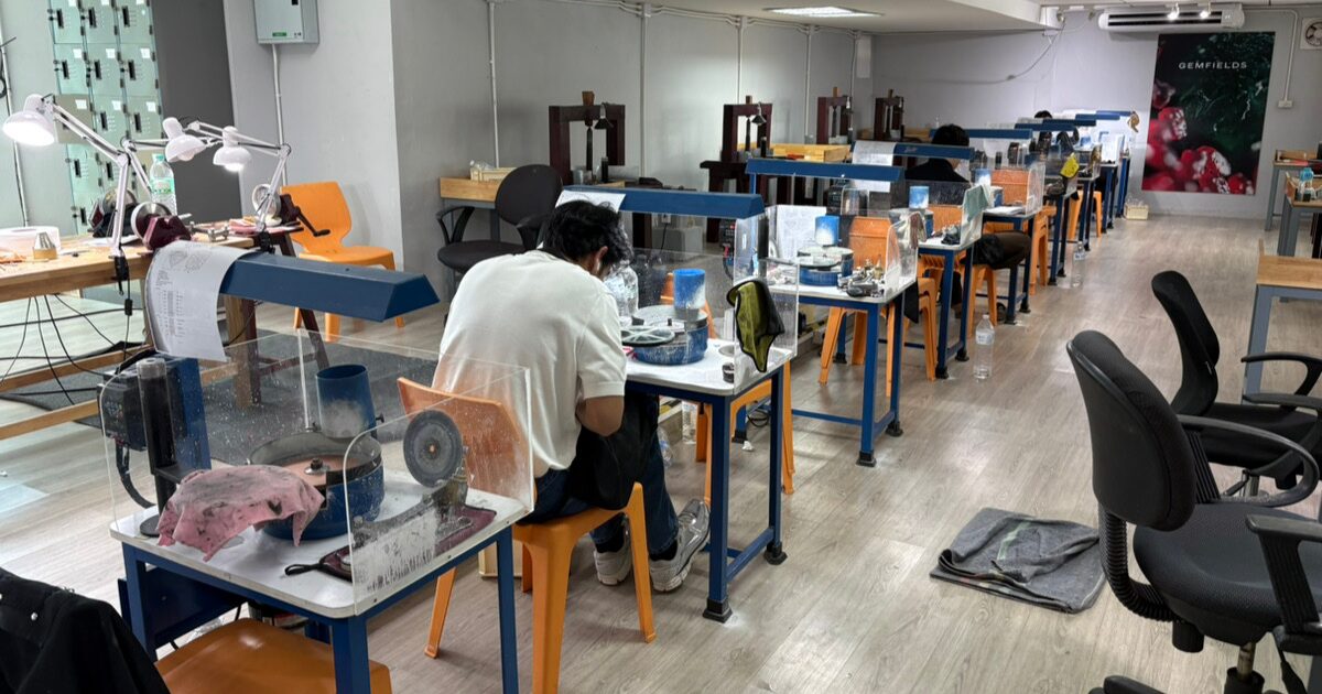 宝石カッティング職人の作業風景