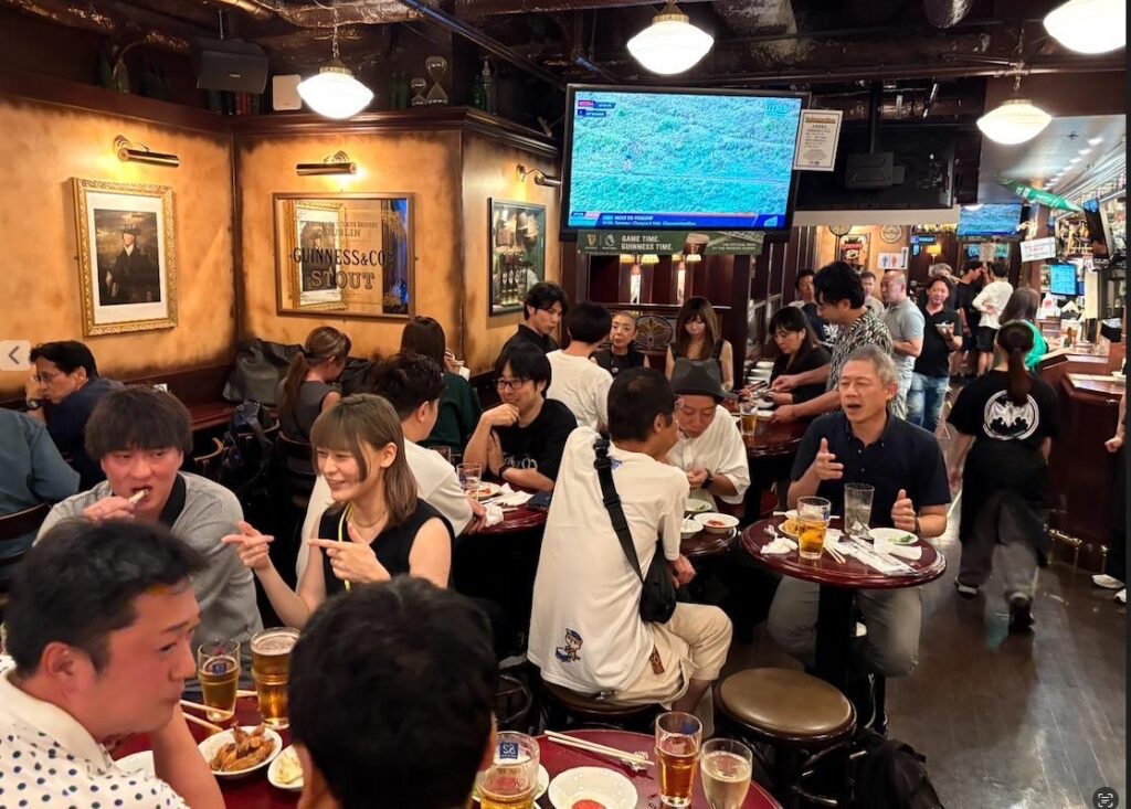 立食形式の交流会で語り合う参加者