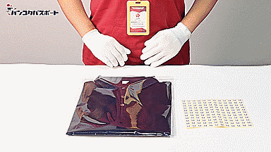 サイズシール貼り付けの作業風景